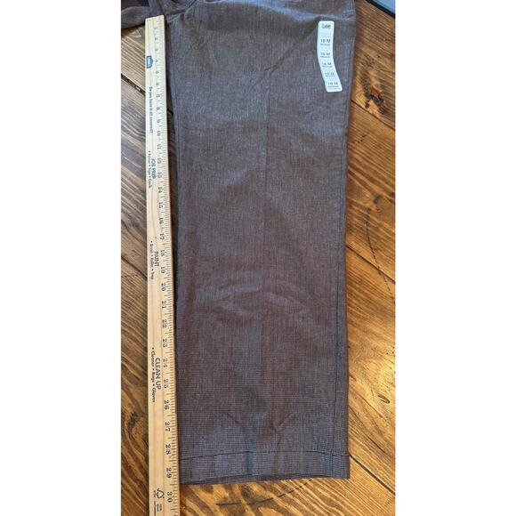 NWT Lee Relaxed Fit At The Waist Stretch Plain Front Straight Leg Pants 18 Med - Picture 9 of 10